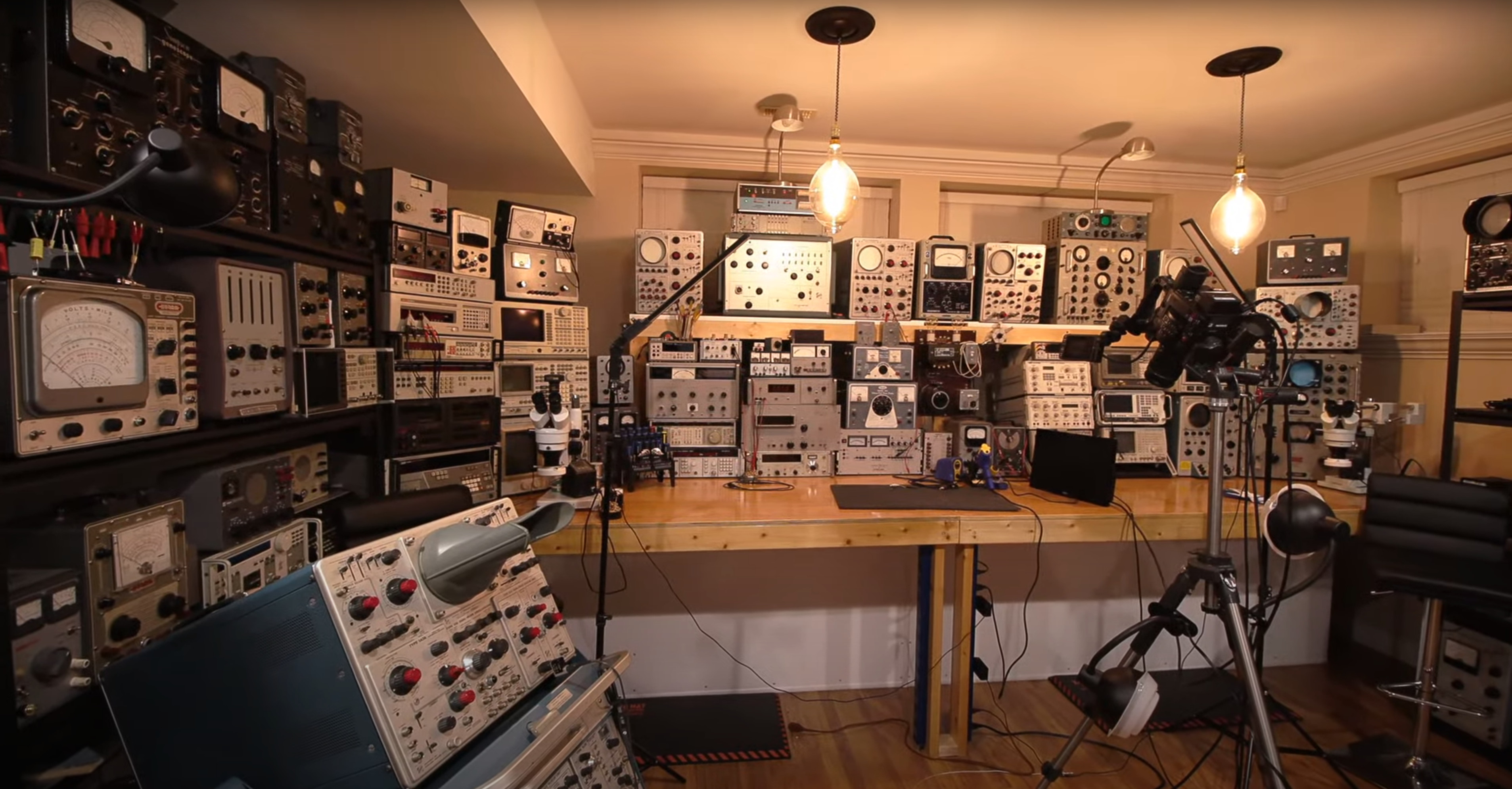 meeting-backgrounds/Mr Carlsons Lab-005.jpg